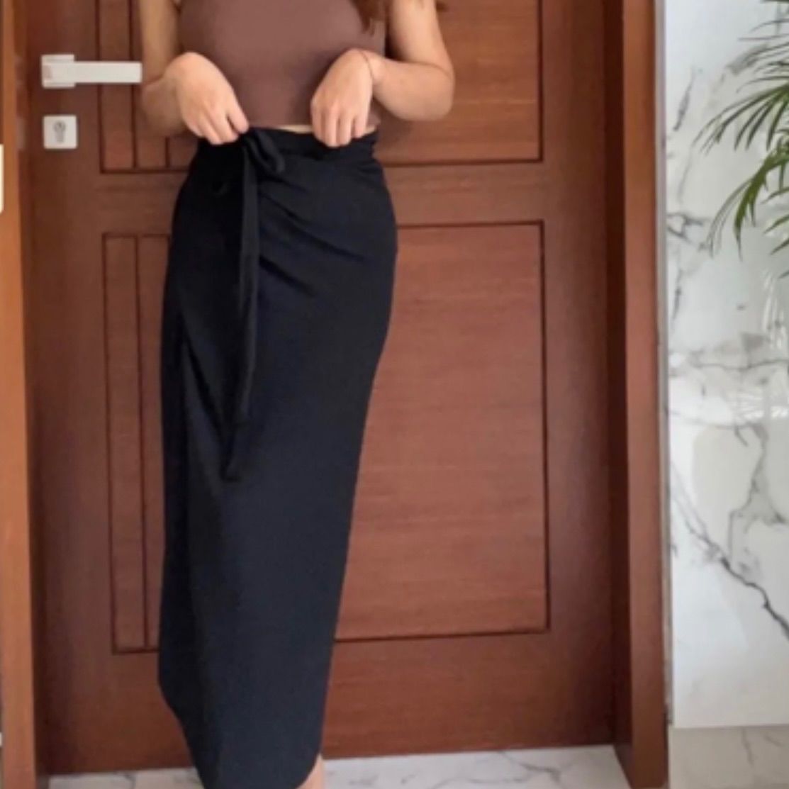 カマン ラップスカート 巻きスカート 黒 インドネシア - メルカリ