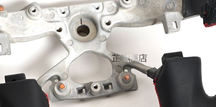 日産の途楽19-24モデルの全皮赤色定位線自動車のハンドル改装に適用