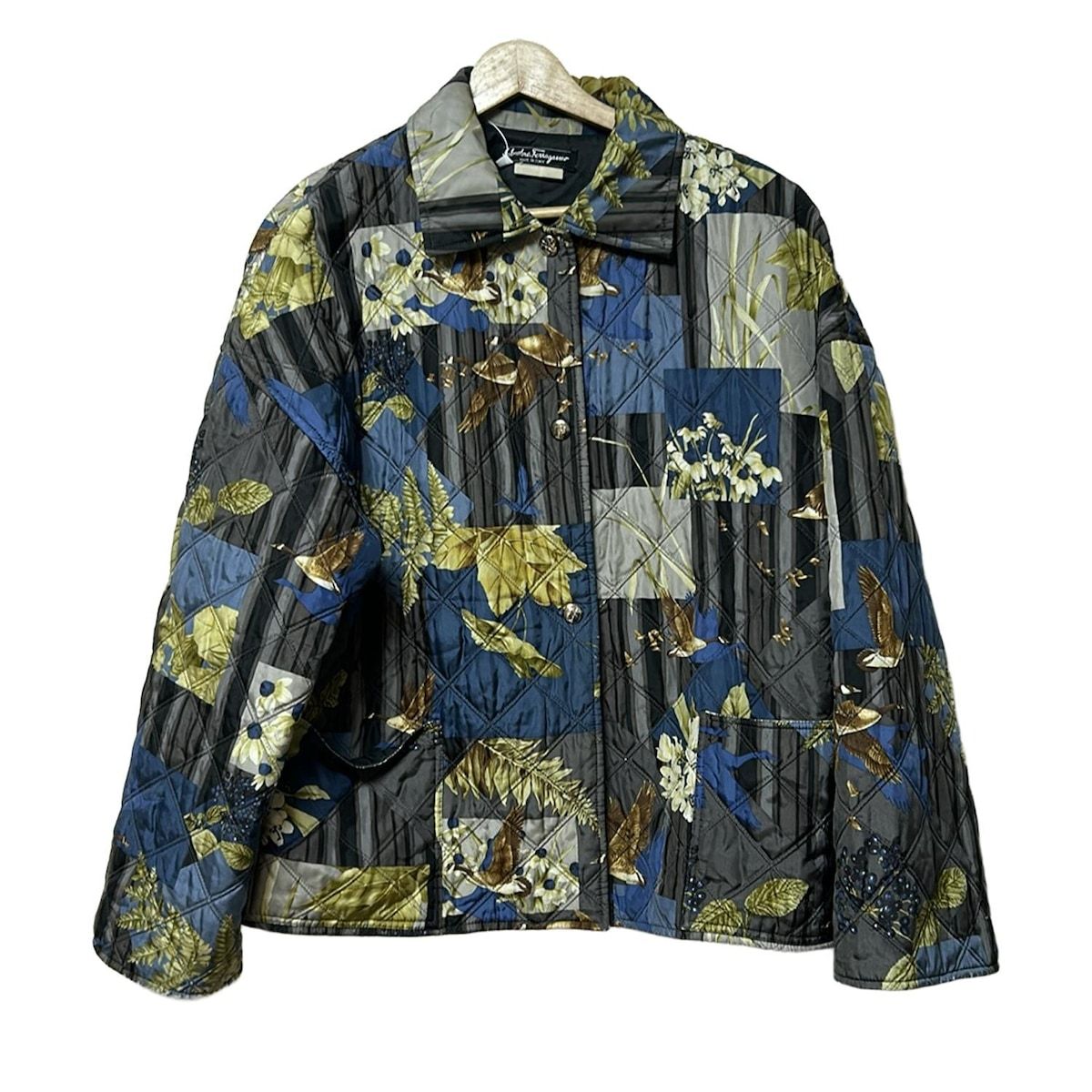 サルバトーレフェラガモ ブルゾン サイズM レディース - ネイビー×ダークグレー×マルチ 長袖|シルク|中綿|キルティング|花柄|冬