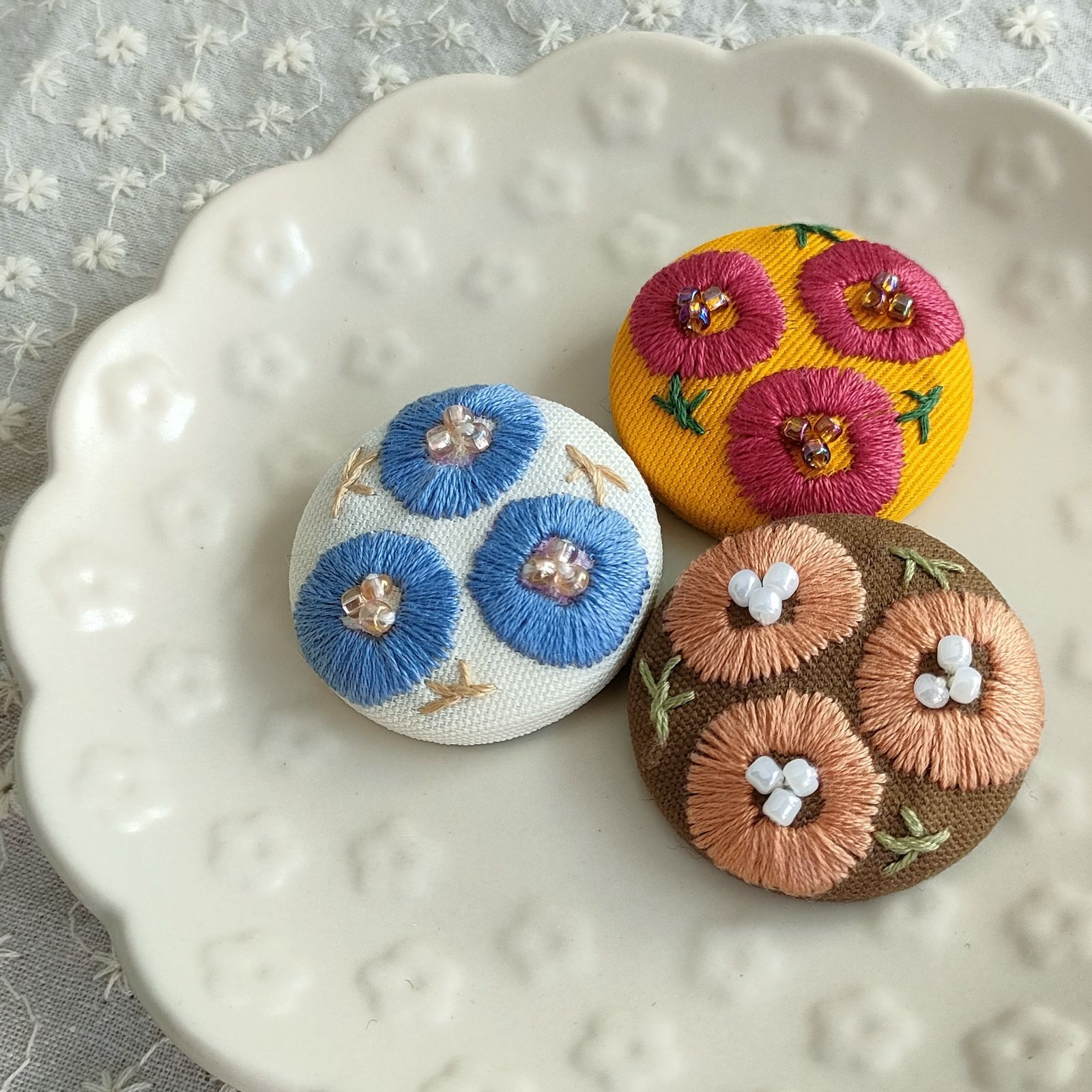 5 刺繍ブローチ くるみボタン 花 - Natural✽yuu - メルカリ
