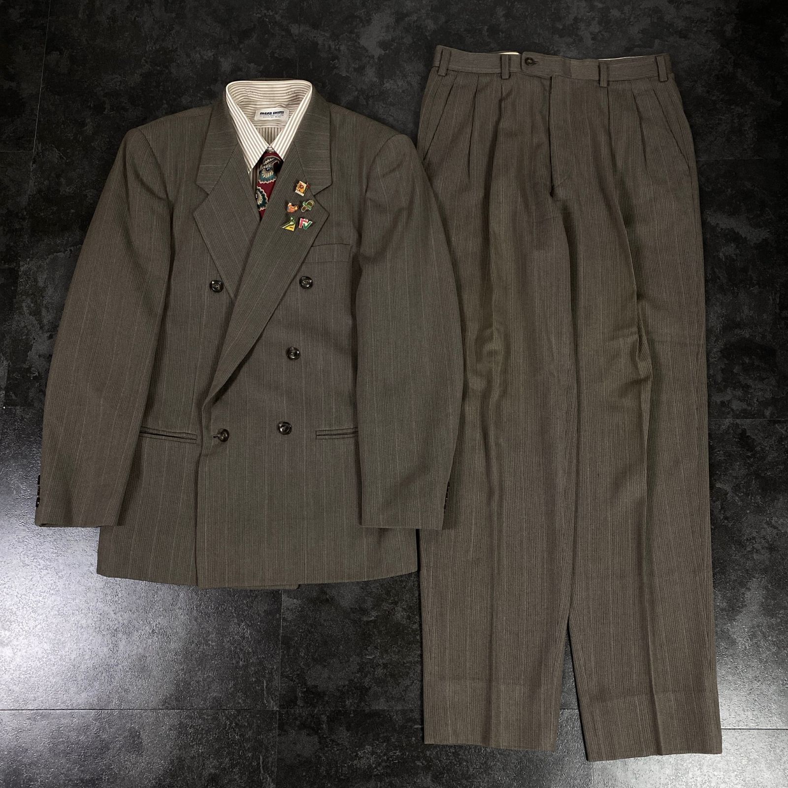 【JAPANESE VINTAGE】5点セット セレモニー ダブルスーツ セットアップ 上下 ライトブラウン系×エンジ系 XLサイズ 成人式 卒業式 結婚式（ユーロピンズ＆シャツ＆ネクタイ おまけ）No.56