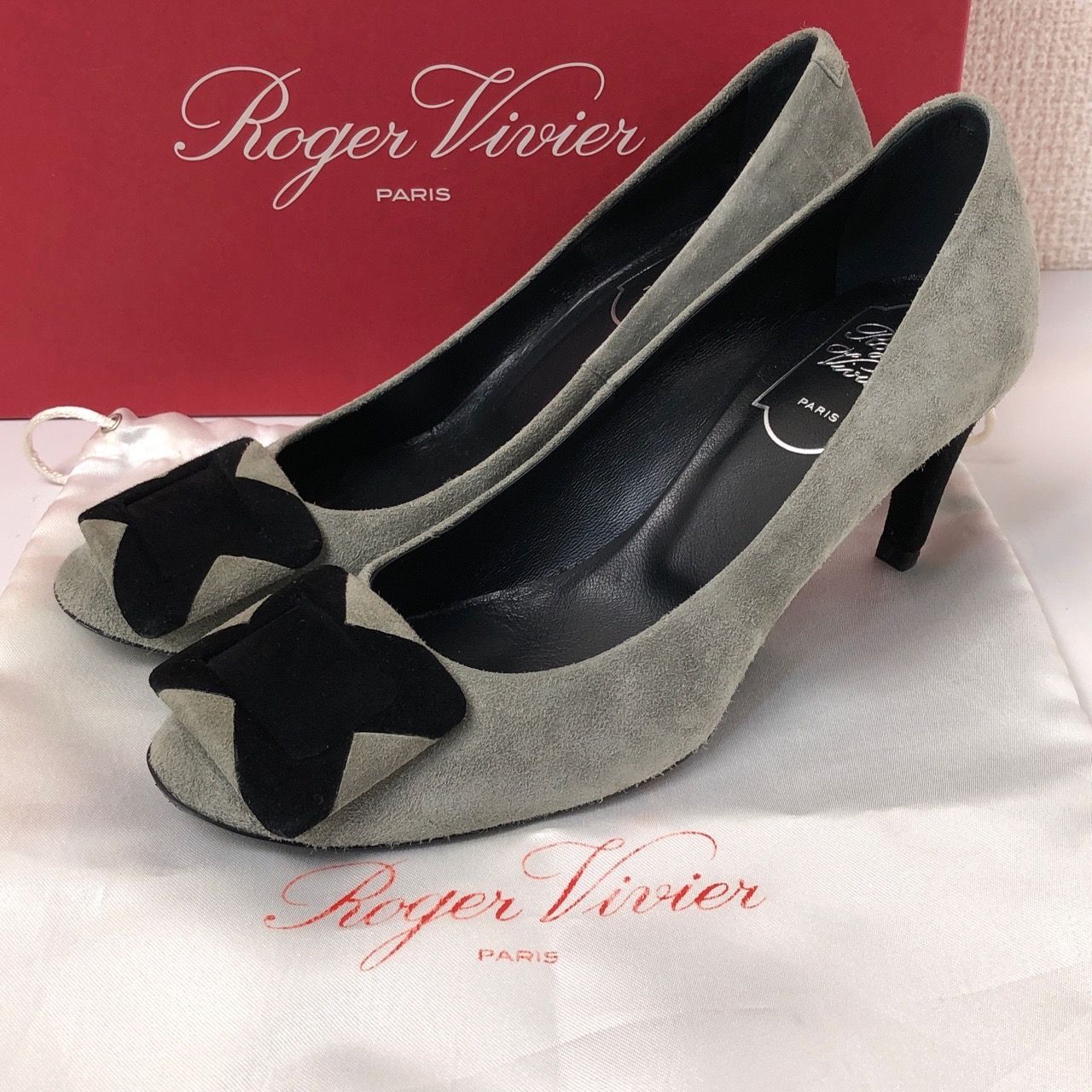 Roger Vivierロジェヴィヴィエ靴グレー スエード バックルパンプス Roger Vivier グレー スエード バックル付き パンプス