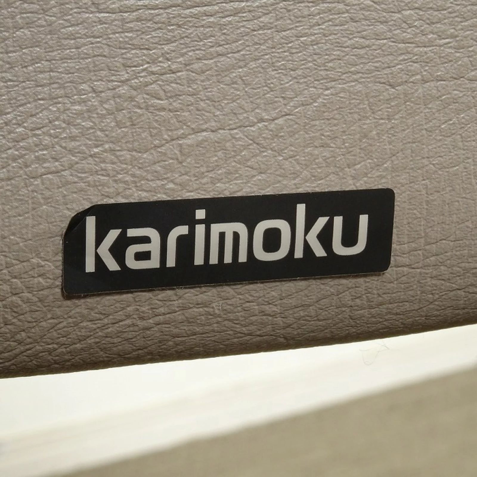 アームレスチェア