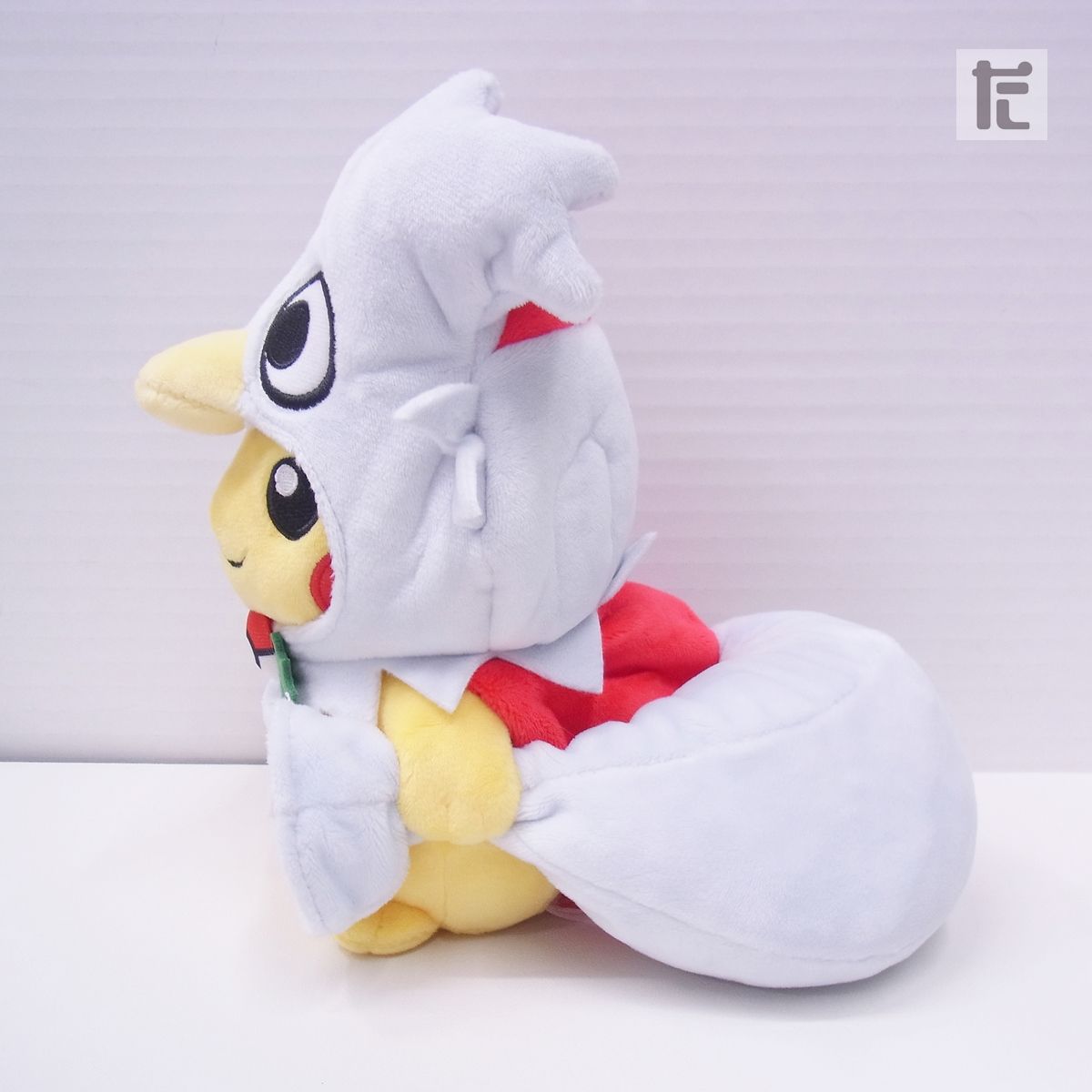 ポケモンセンター ぬいぐるみ デリバードのポンチョを着たピカチュウ ポケモンセンター ぬいぐるみ デリバードのポンチョを着た