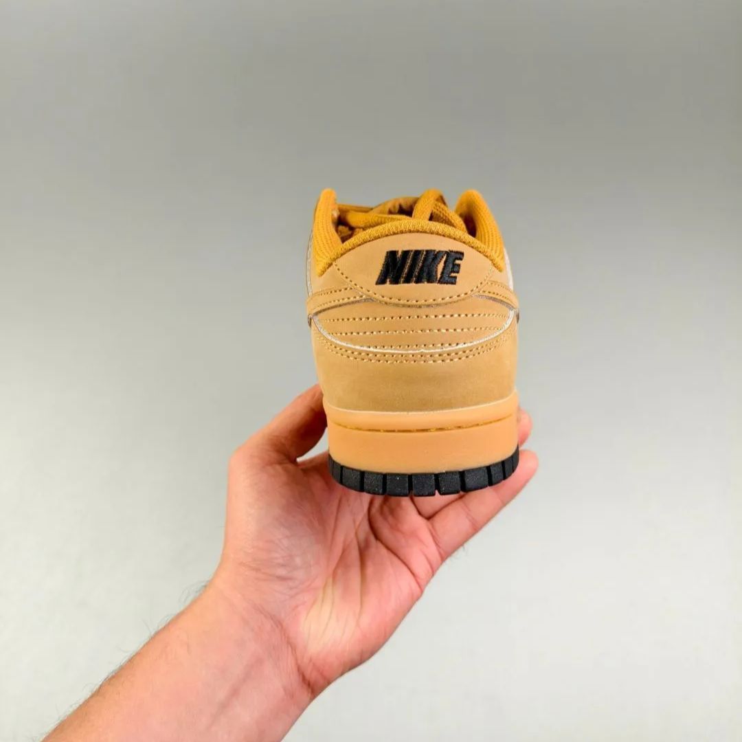 NIKE - NIKE dunk low ブラウンの通販 by saki's shop｜ナイキ