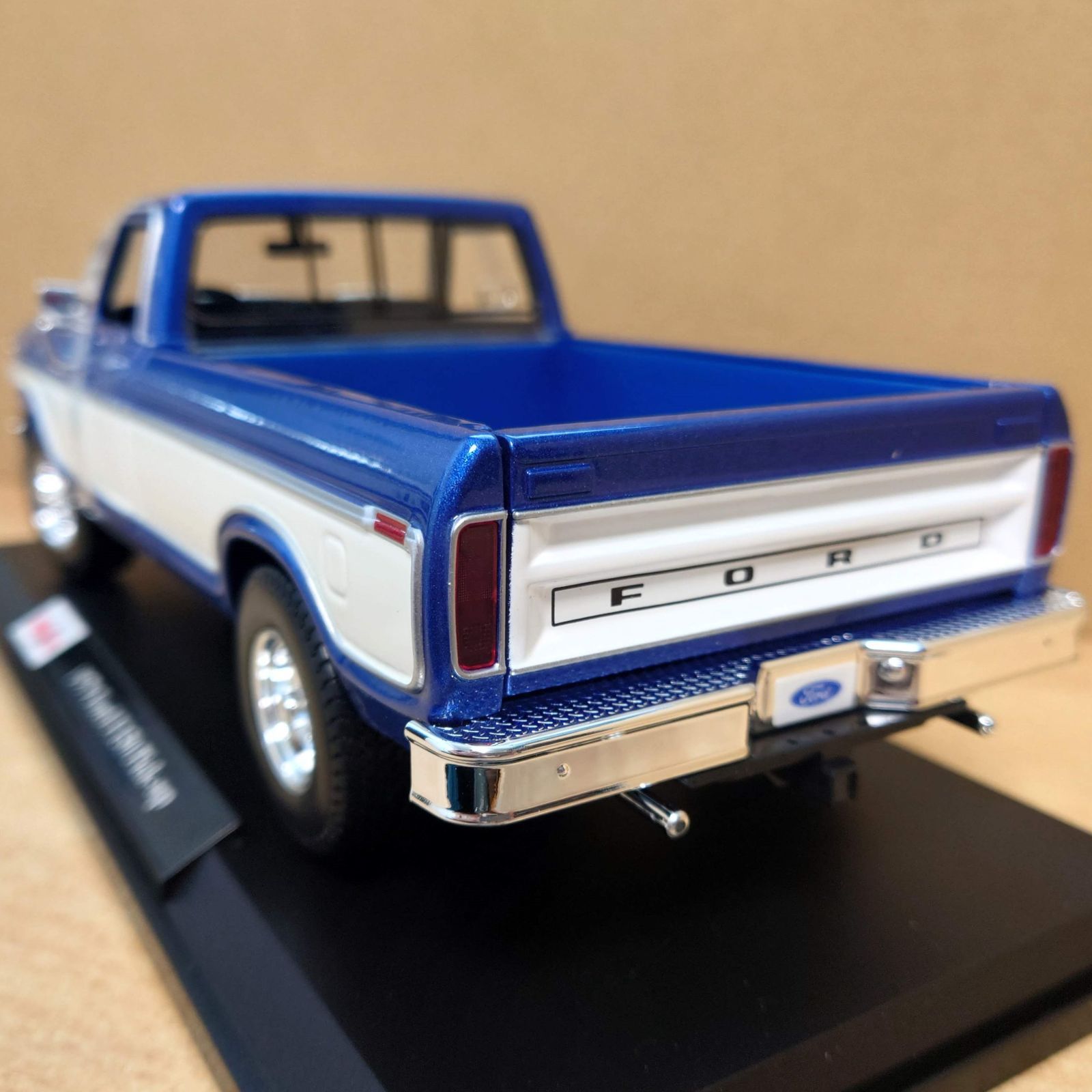 Ertl 1:18 スケール ダイキャストピックアップトラック Ertl 1:18 スケール ダイキャストピックアップトラック ミニカー