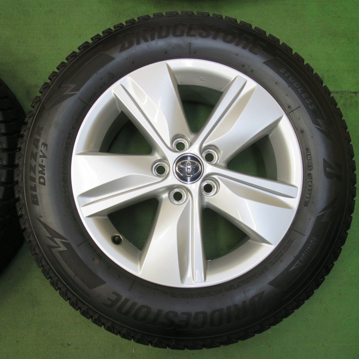 バリ溝 23年 キレイ 9.5分 トヨタ 60系 ハリアー 純正 225 65R17 スタッドレス ブリヂストン ブリザック DM-V3 17インチ PCD114.3 5H 5100406イス TRITUETUBI_COM