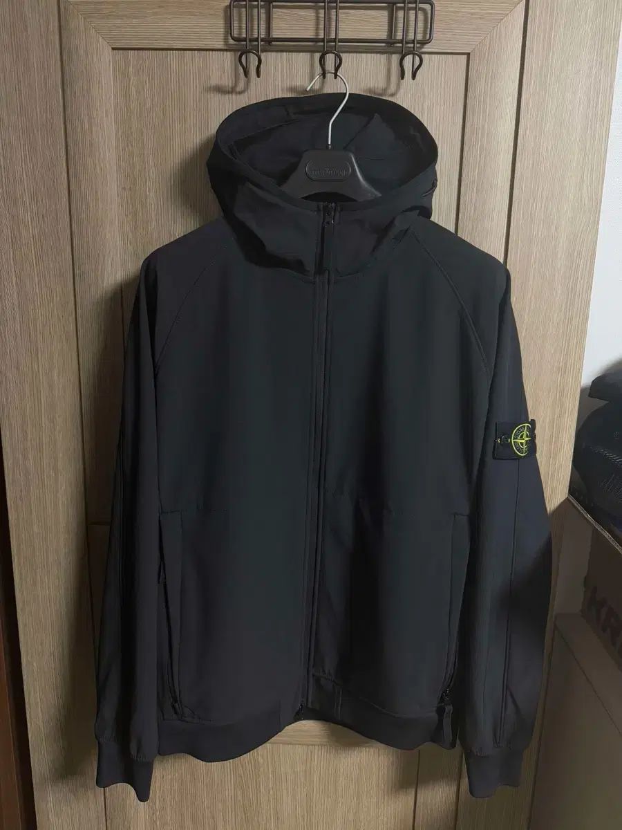 【雷市場（ポンジャン）商品韓国直送】 新品 XXL STONE ISLAND(ストーンアイランド) 23SS ソフトシェル ウインドブレーカー 黒