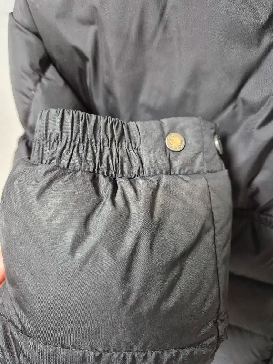 MONCLER モンクレール BYRON(モンクレール) キッズ ダウンジャケット 子供服・用品(85cm CHARPAL黒14A入荷大人も着られるキッズMONCLER(モンクレール)BUYMA byron（キッズ・ベビー・マタニティ）の通販 &frasl; 人気ファッションインスタグラマー TikTokerの黒田りこ様ご着用の ブラック（黒）系 - ブランド ダウン ニューマヤ
