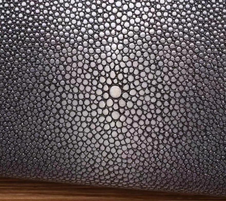 軽贅沢真珠魚皮バッグ男真皮