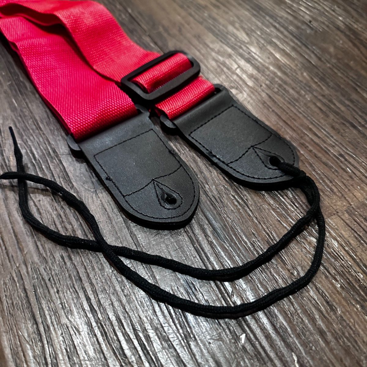 赤色 ギター ベース ストラップ 赤黒 長さ調整可能 -e041 - メルカリ