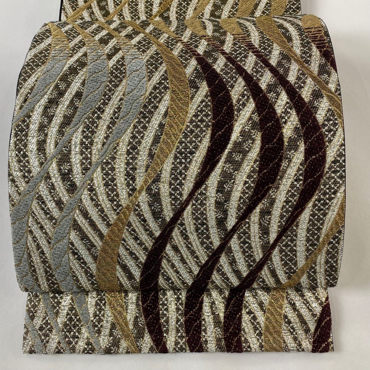 値引き。全通袋帯。友禅たたき染め。お太鼓のタレにワンポイントの刺繍。 値引き。全通袋帯。友禅たたき染め。お太鼓のタレにワンポイント
