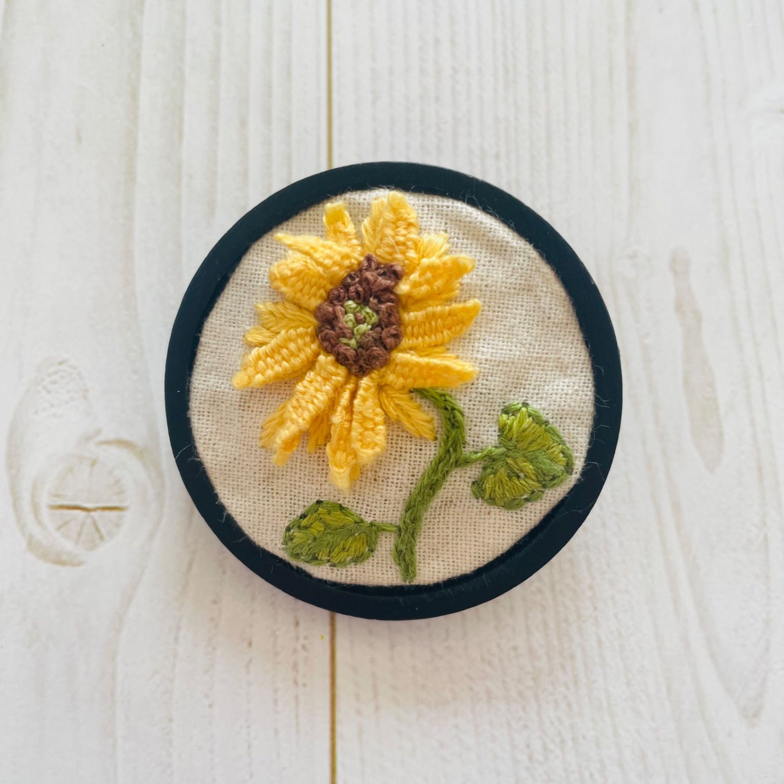 スパティフィラムの立体刺繍ブローチ スパティフィラムの立体刺繍ブローチ ハンドメイド - メルカリ