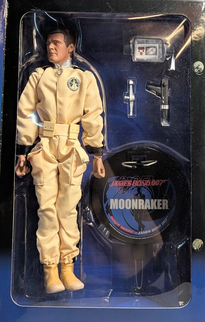 SIDESHOW 007 MOONRAKER Roger Moore as James Bond/007
