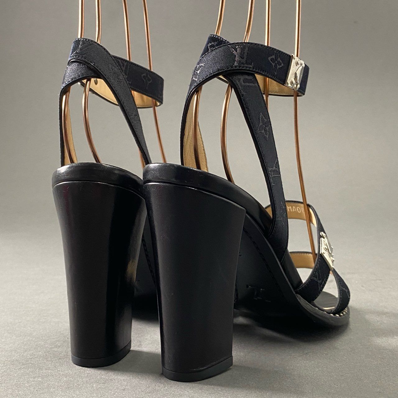 LOUIS VUITTON ルイヴィトン ヒール ストラップ ミュール 9f18 LOUIS VUITTON ルイヴィトン モノグラム スタッズ アンクル