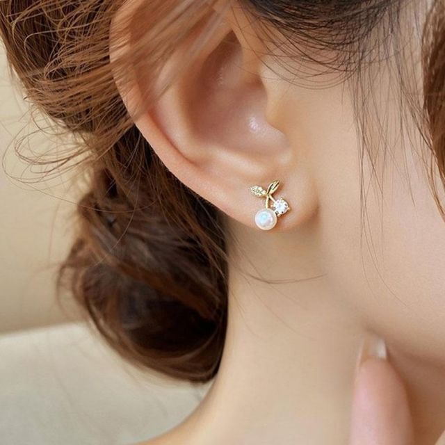 ♡ハンドメイド♡ビジューピアスイヤリング№524さくらんぼ さくらんぼのピアス/イヤリング | iichi 日々の暮らしを心地よく