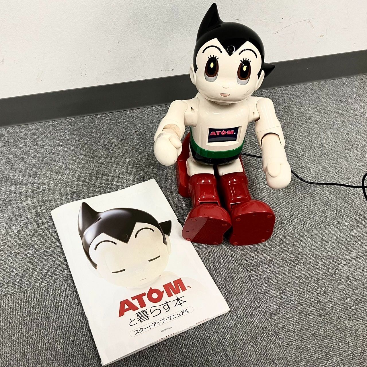 CH V008-CH10-453 講談社 コミュニケーションロボット ATOM アトム 組立完成品 人工知能 鉄腕アトムを作ろう  約48×19×17cm ※動作確認済み - メルカリ