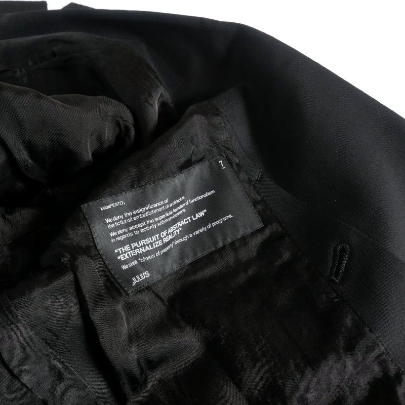 prism; JULIUS 黒 ストライプ織り柄スリムフィットスーツ　サイズ1 prism; JULIUS 黒 ストライプ織り柄スリムフィットスーツ サイズ1