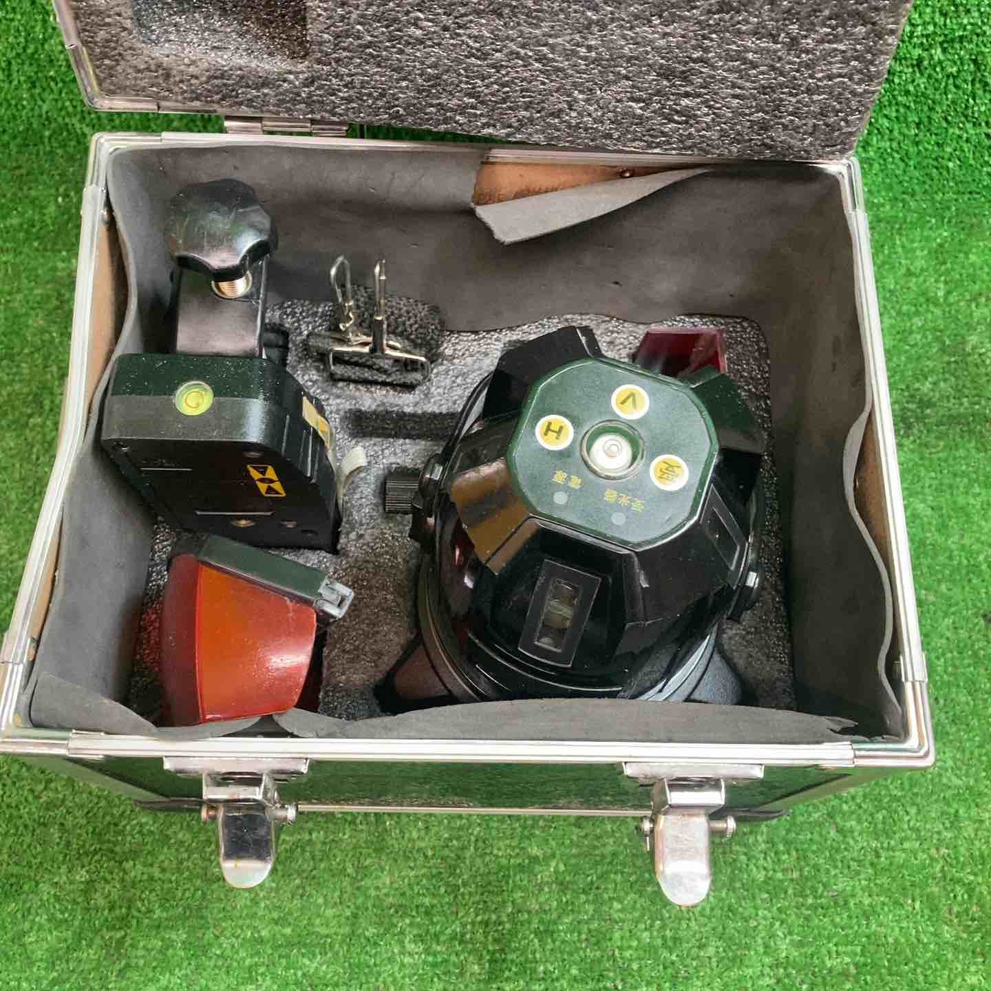 レーザー墨出し器