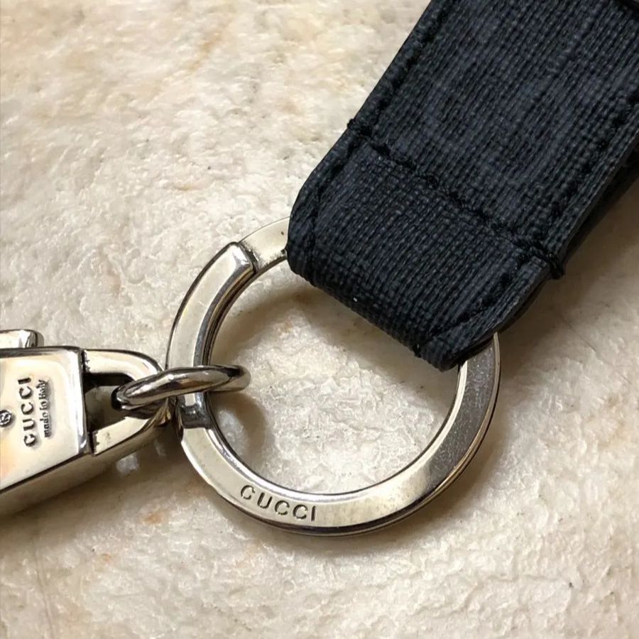 GUCCI グッチ 黒レザー キーホルダー GUCCI ロゴ入り キーチェーンブラック レザー | GUCCI公式