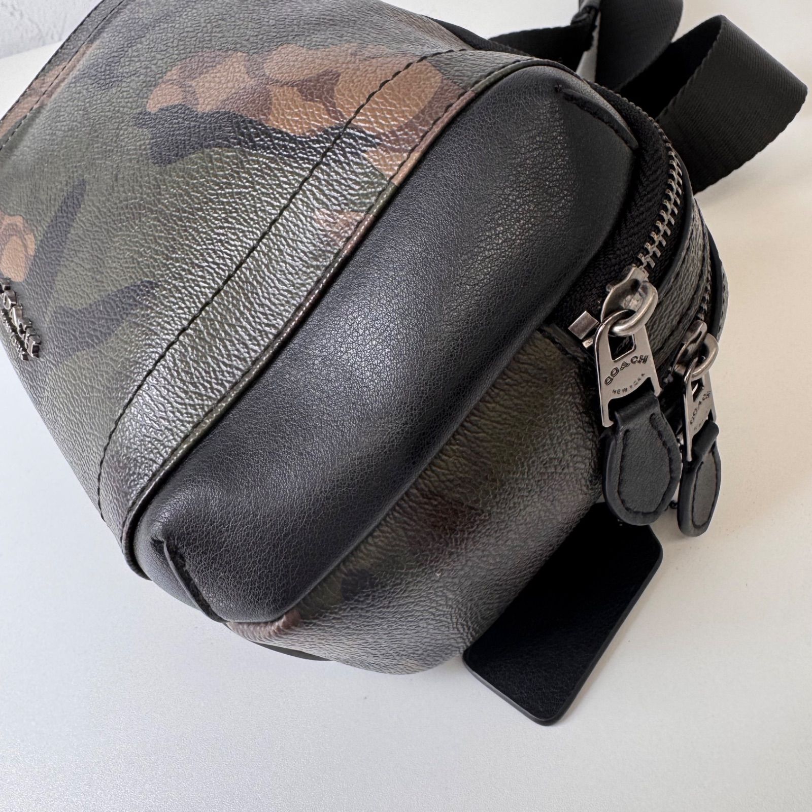 【希少・美品】　COACHコーチ　カモフラ　ウエストバッグ　ボディバッグ　保存袋 希少 カモフラ柄 コーチ COACH ボディバッグ 斜め掛けの2WAY仕様
