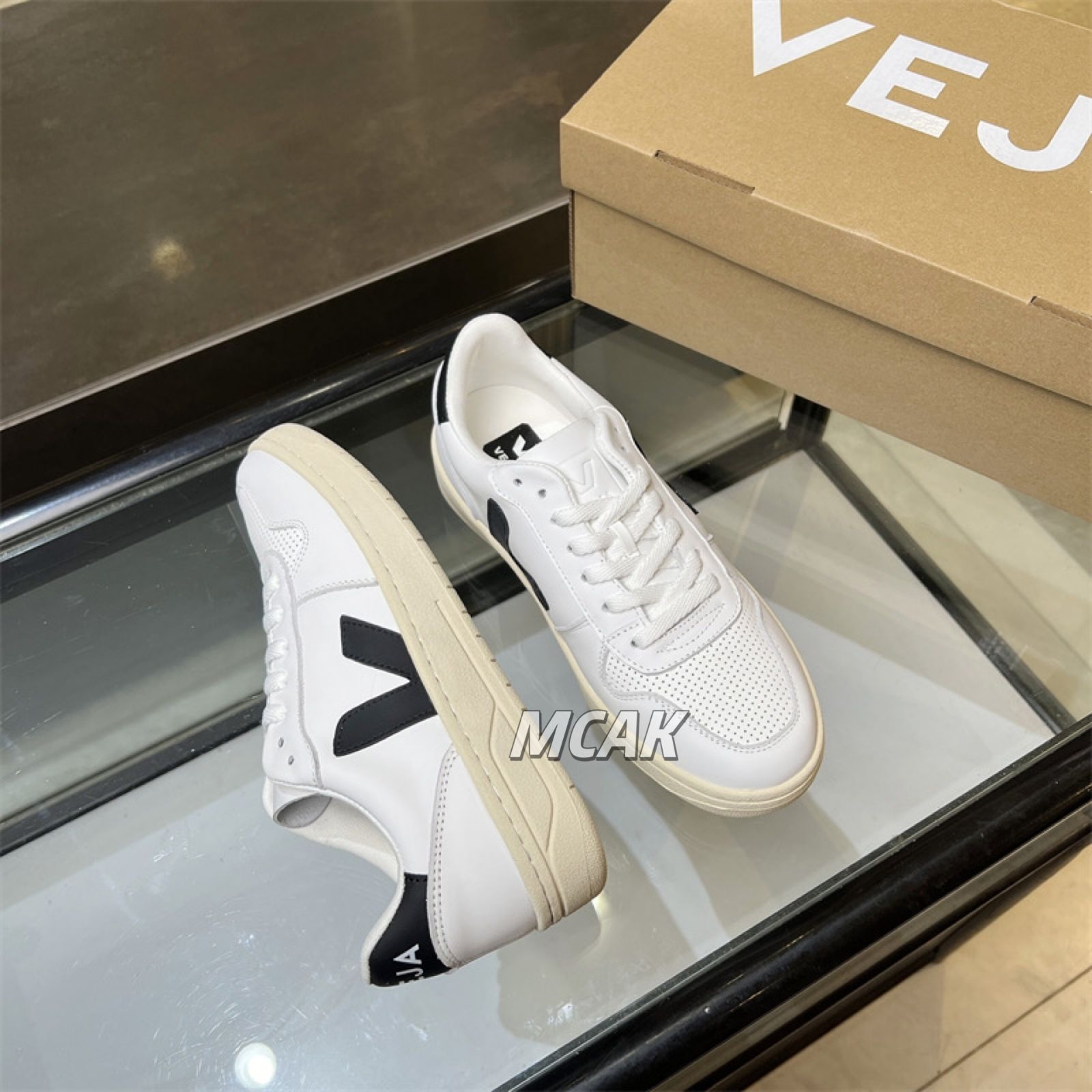 新品 VEJA/ヴェジャV-10 LEATHER スニーカーレディースレディース 男女兼用 - メルカリ