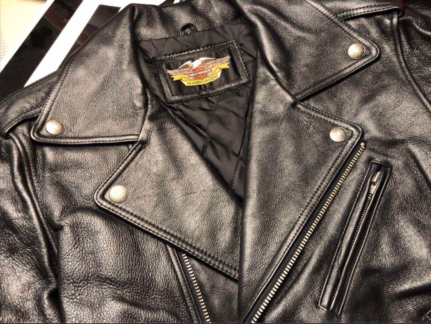 背面3D立体エンボス加工のエンブレム