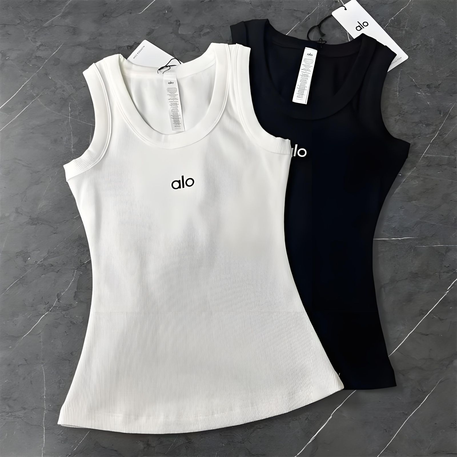 alo yoga アローヨガ トップス ブラック 新品 新品 ALO YOGA トップスヨガウェア アローヨガ美しい背 タンク