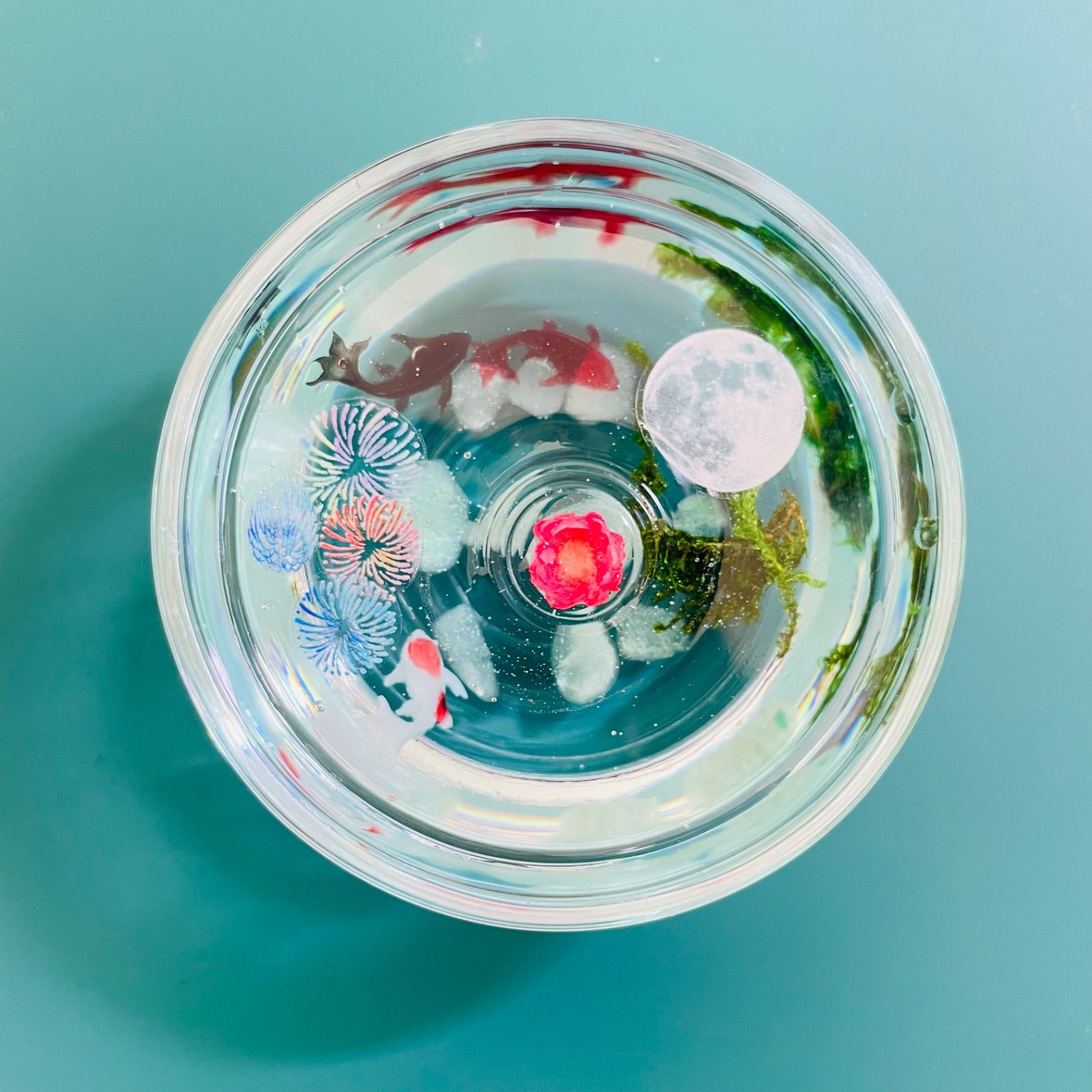 金魚と蓮の花の置物 再販】金魚が泳ぐ波紋の池 蓮の花風 オブジェ レジンアート - メルカリ