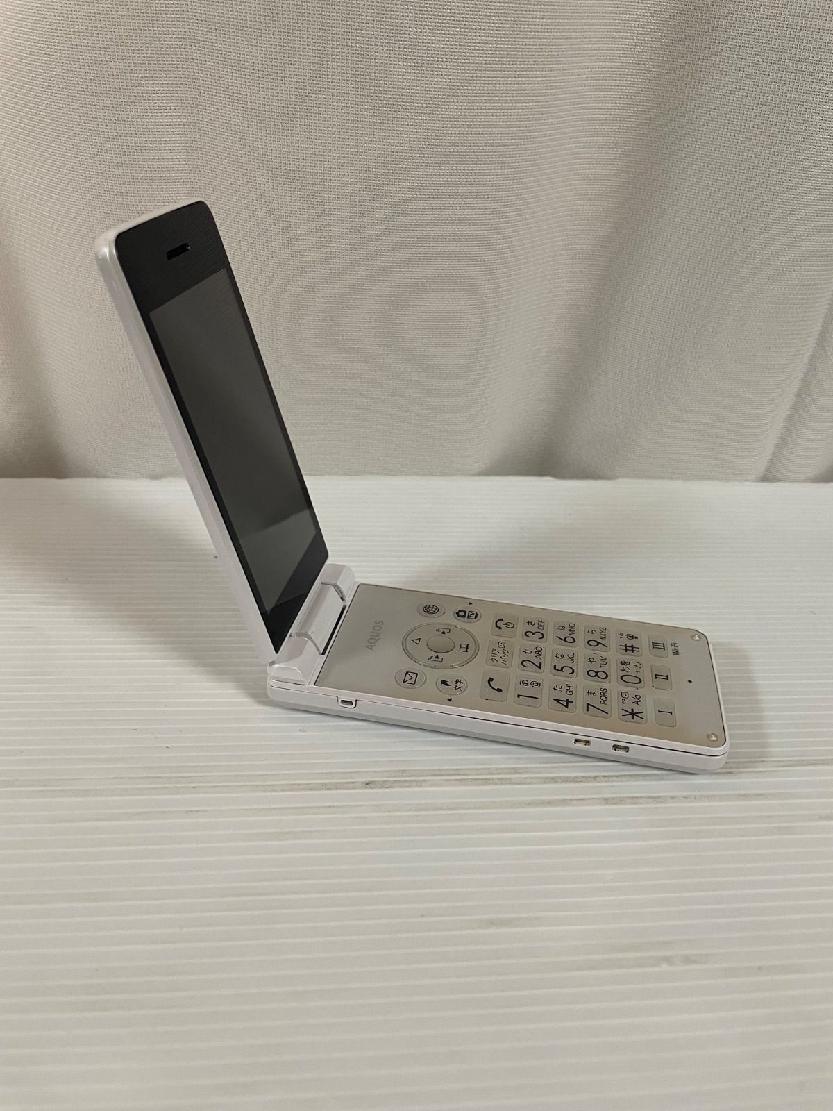 AQUOS ケータイ3 ホワイト アクオスケータイ 型番:NP805SH 容量