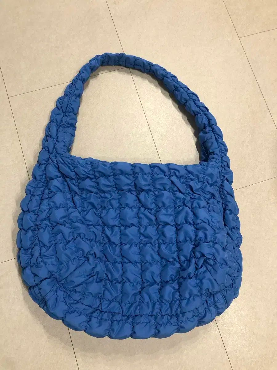 Cos オーバーサイズキルトバッグ ブルー (旧バージョン) COS