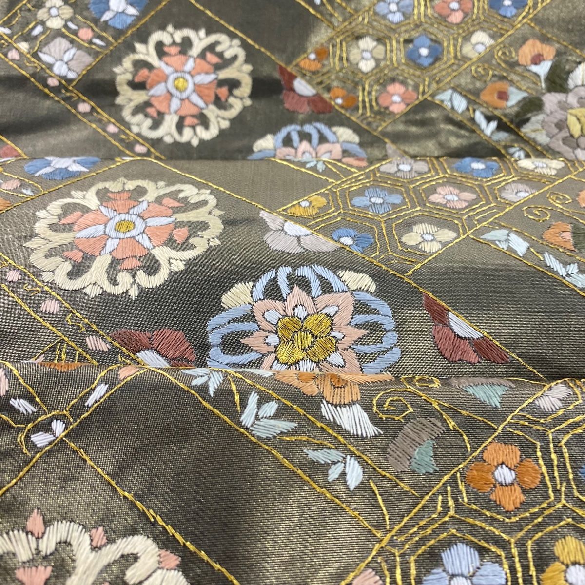 袋帯 美品 逸品 華文 花唐草 刺繍 金糸 金色 六通 正絹 【中古