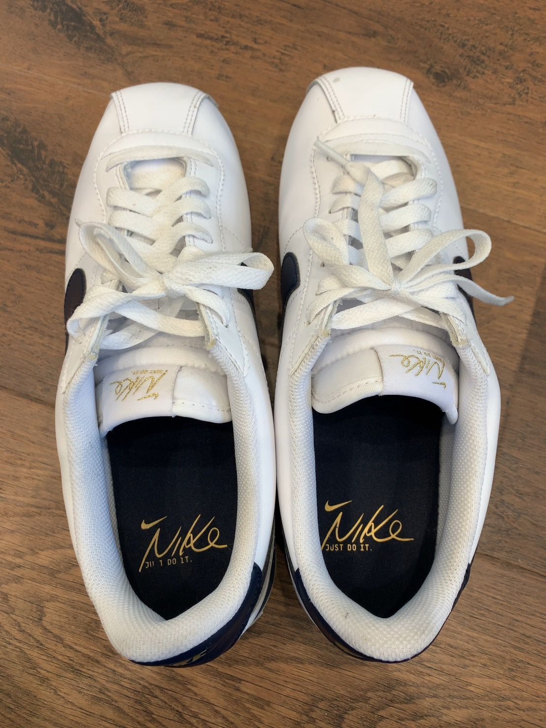 NIKE W CORTEZ OLY WHITE/OBSIDIAN-SAIL-LLIC GOLD 国内発送 NIKE W CORTEZ OLY WHITE/OBSIDIAN-SAIL-METALLIC GOLD （ナイキ