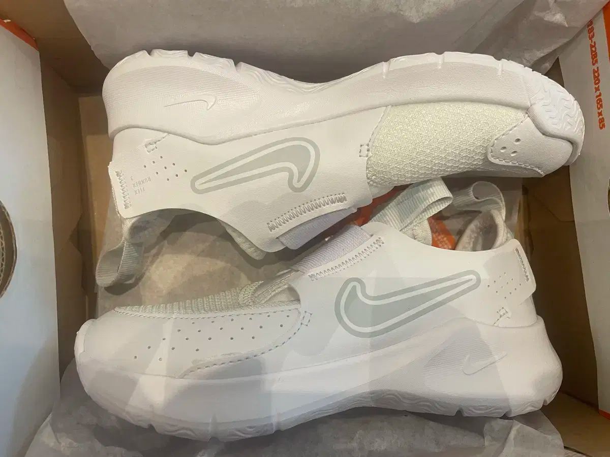 185 NIKE(ナイキ) フレックス ランナー 3 キッズ スニーカー 出品