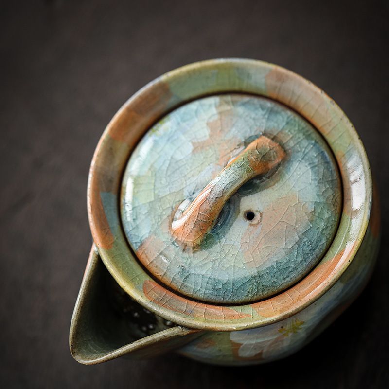 手彫り模様の茶色陶器壺 手彫り模様の茶色陶器壺