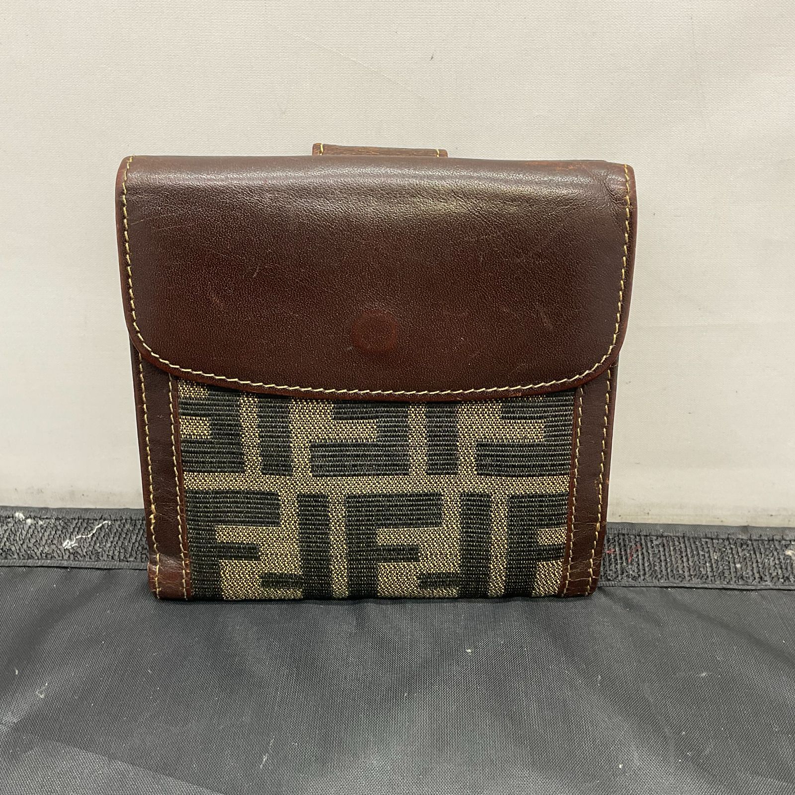 フェンディ 財布 ズッカ 二つ折り財布 B25091894