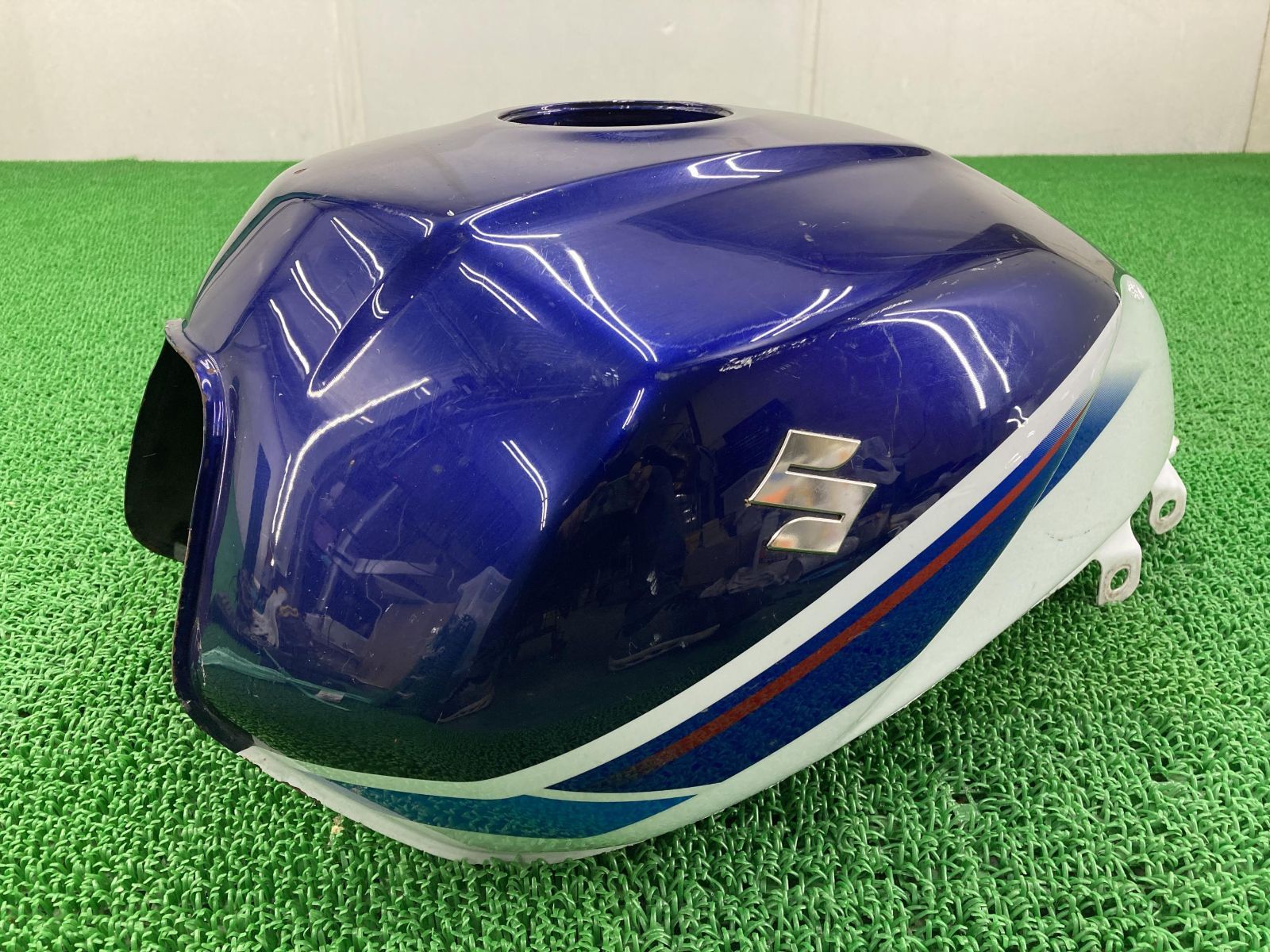 GSX1400 タンク 青M/白 スズキ 純正 中古 バイク 部品 GY71A 錆無し 穴