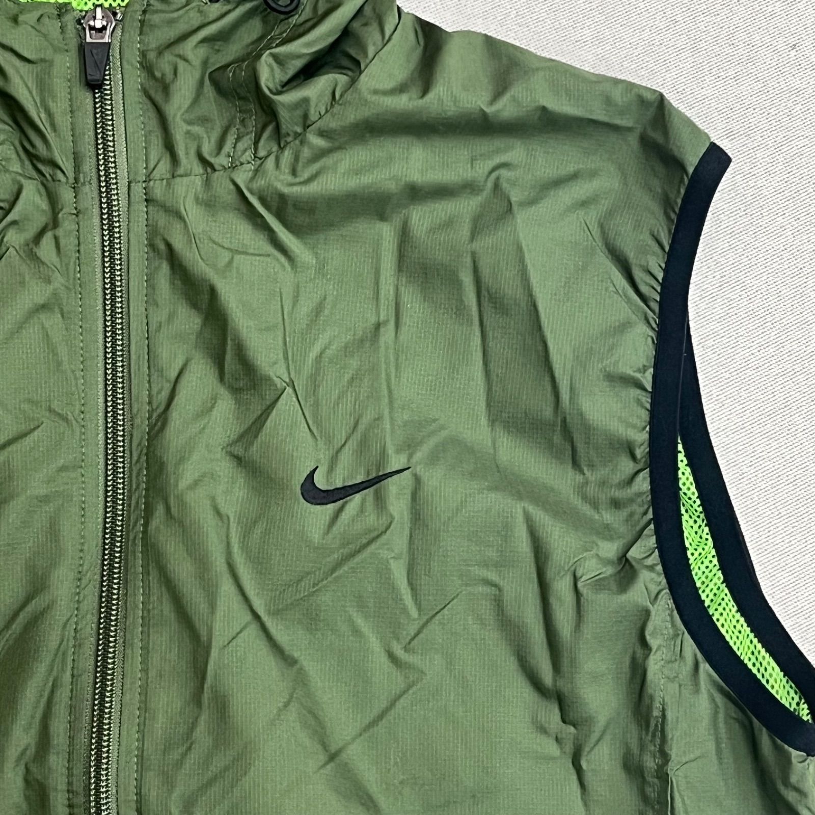 【入手困難】ナイキ　メッシュベスト　刺繍スウッシュロゴ　カーキグリーン NIKE ナイキ 裏メッシュ フルジップ ベスト M カーキ 蛍光 緑