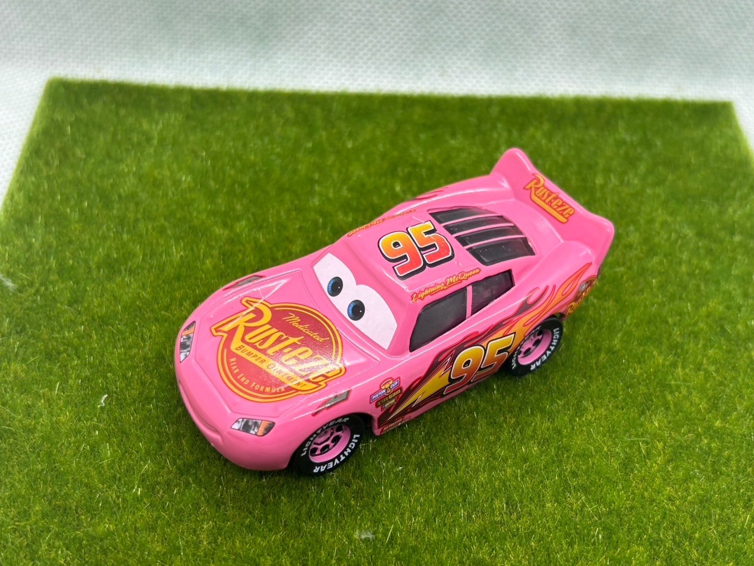 カーズ⭐︎マックィーン　ピンク　ラスティーズ　新品 新品】 カーズミニカー3代目ライトニング・マックィーンピンク