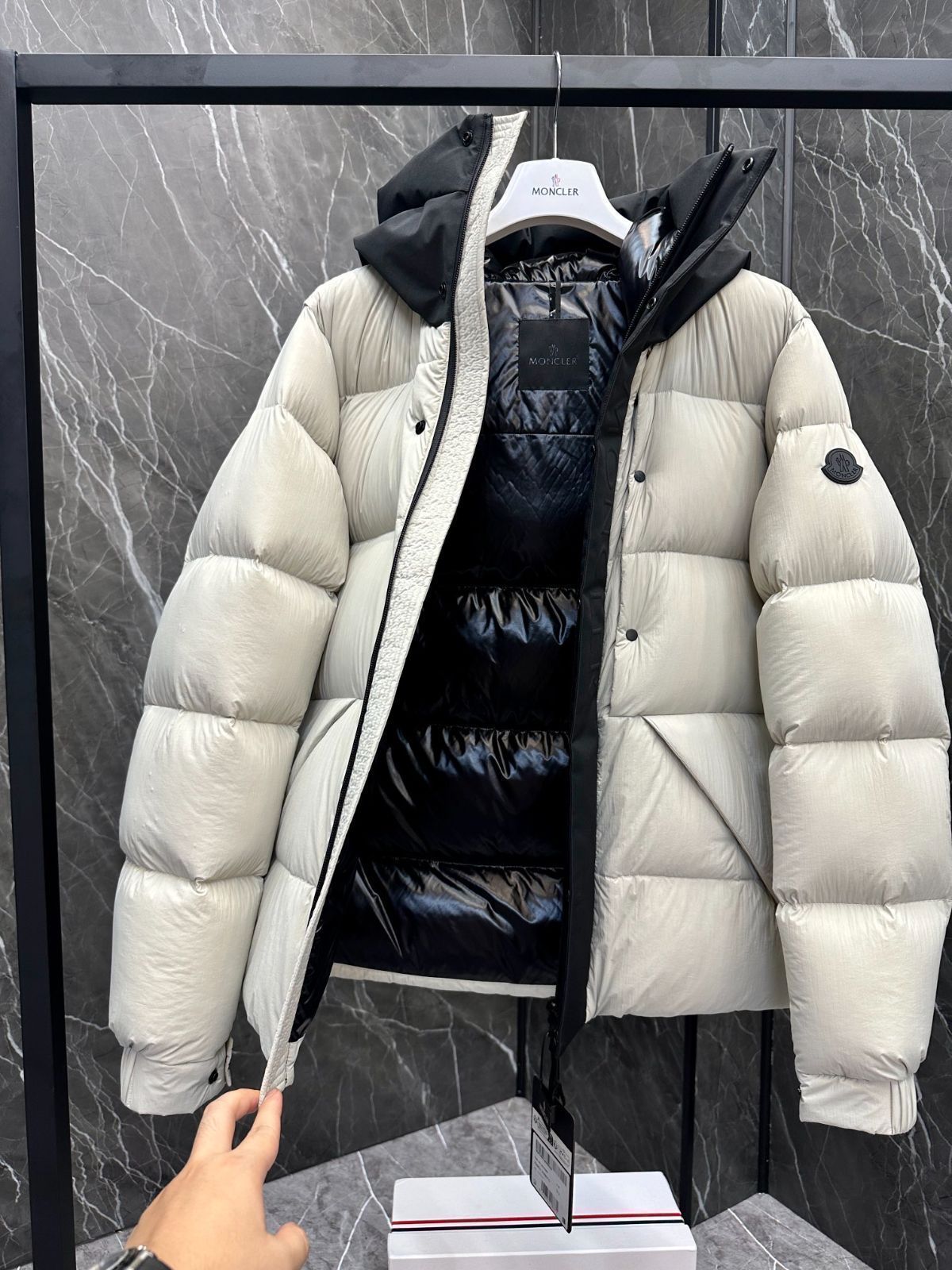 MONCLERモンクレール 白い短い男性｜本日限定特価｜新品未使用