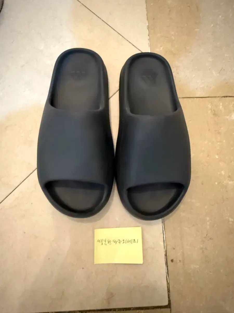 adidas yeezy slide onyx イージースライド サンダル adidas