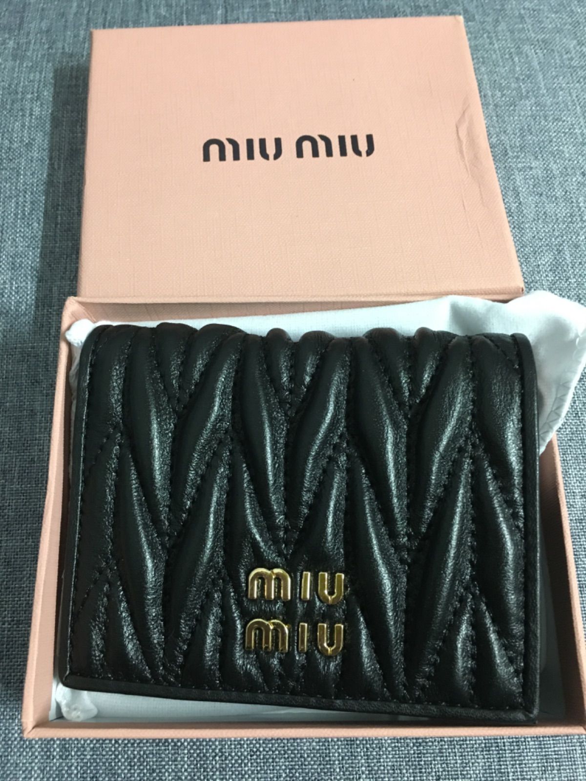 miu miu ミュウミュウマテラッセ二つ折り財布レザー黒