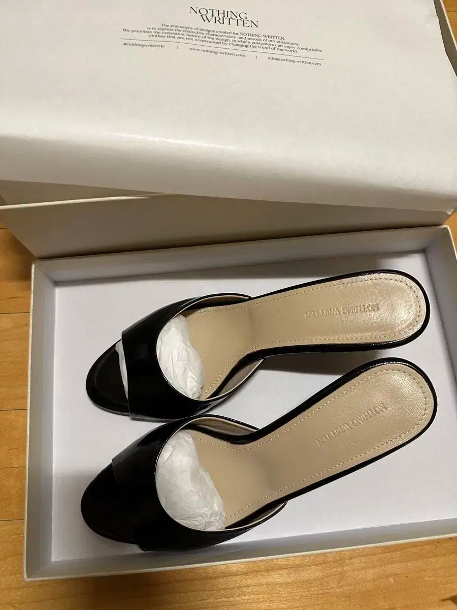 NOTHING WRITTEN ナッシングリトゥン Glossy slide heels Black