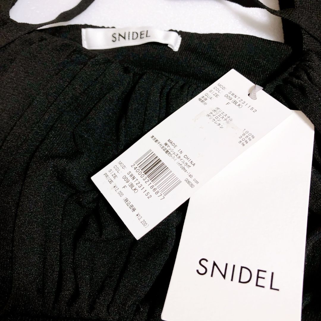 【美品】SNIDEL パフスリクロップドニットプルオーバー ブラック　トップス SNIDEL（スナイデル）の「パフスリクロップドニットプルオーバー
