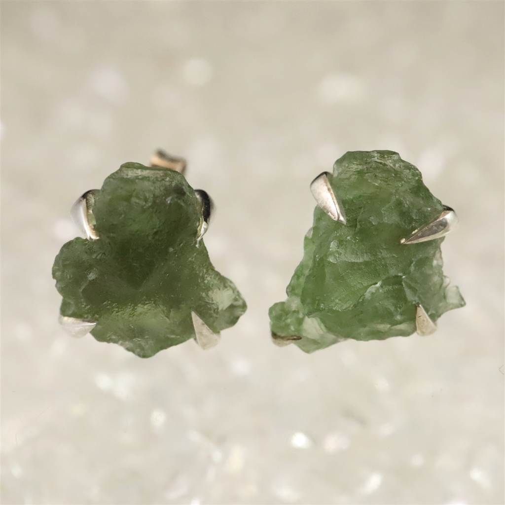 ☆モルダバイト　原石ピアス☆ 楽天市場】モルダバイト 原石 ピアス 1.54g : 榎本通商