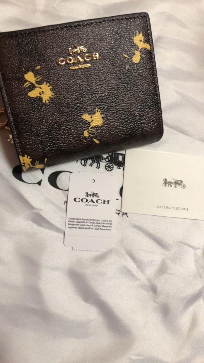 ☘️コーチCOACH×PEANUTS スナップウォレットウッドストック柄人気商品