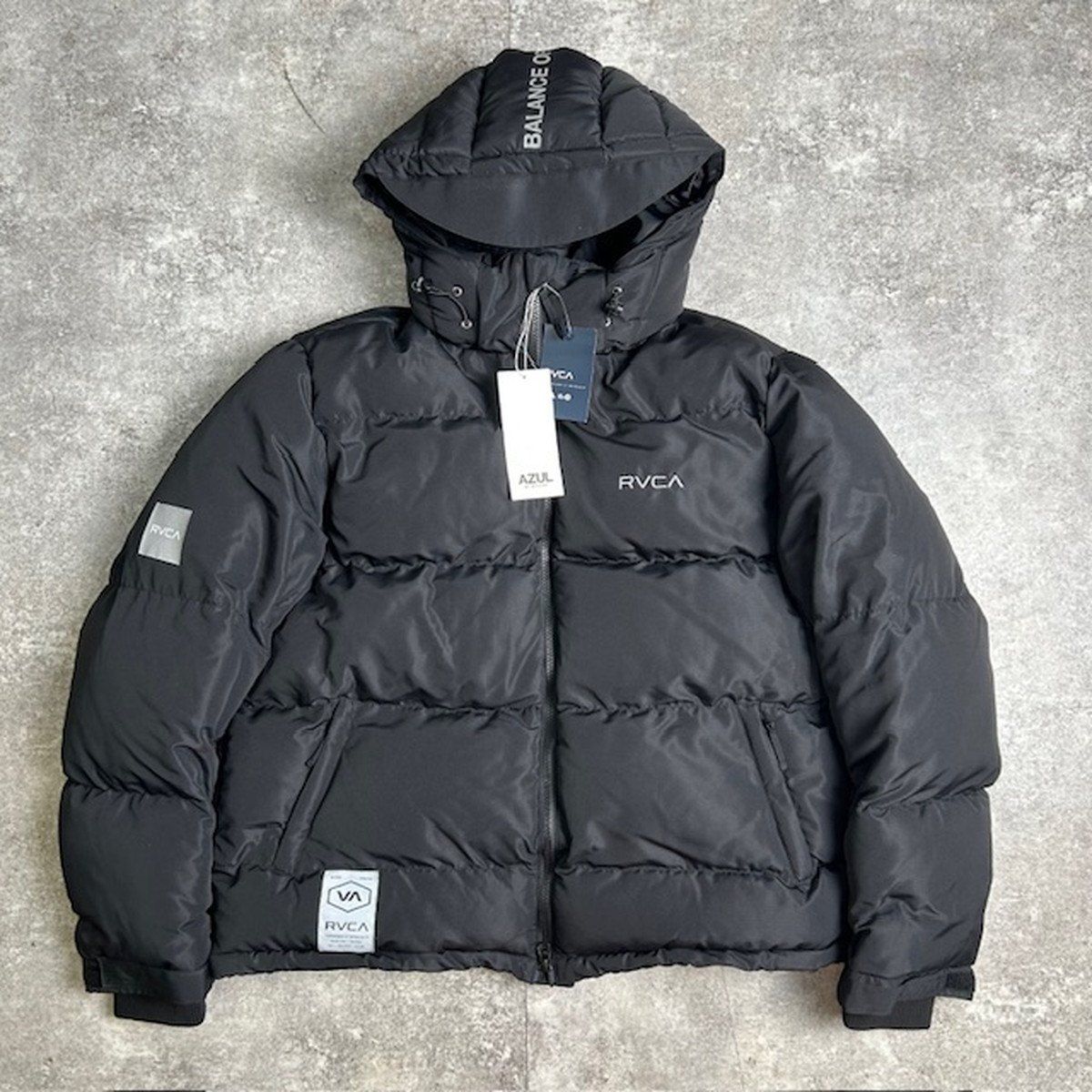 美品 RVCA フード付きダウンジャケット M ロゴ 入り RVCA フード付きダウンジャケット L ロゴ 入り