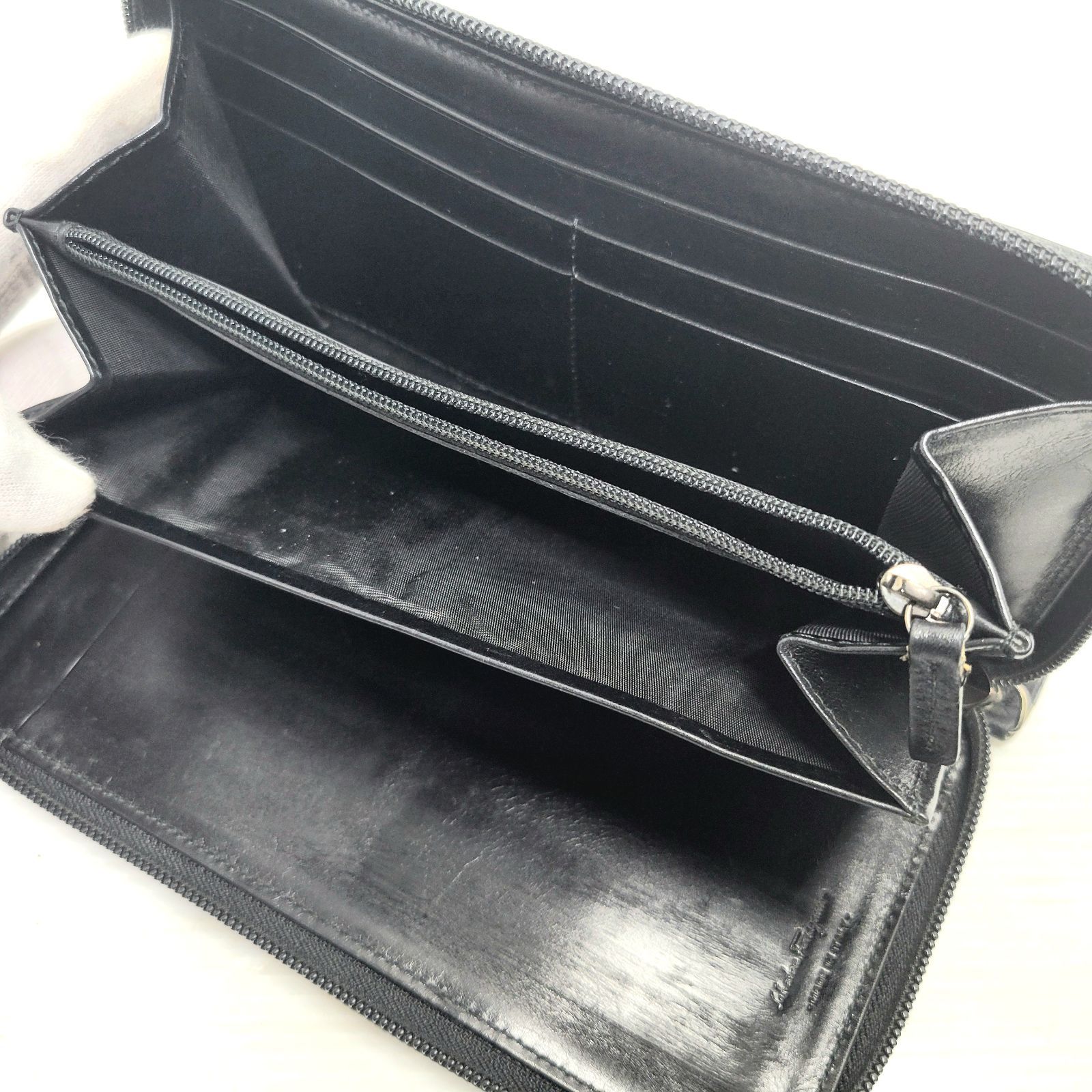 サルヴァトーレ フェラガモ ラウンドファスナー 長財布 ec-23664 ブラック ガンチーニ IY 22D572 美品 財布 レザー 中古 Salvatore Ferragamo ロゴ 黒 スタッズ ファスナー ストラップ ロングウォレット ゴールド金具 メンズ レディース ブランド 本物 鑑定済み 美品 Salvatore Ferragamo 黒 レザー 長財布 Salvatore Ferragamo