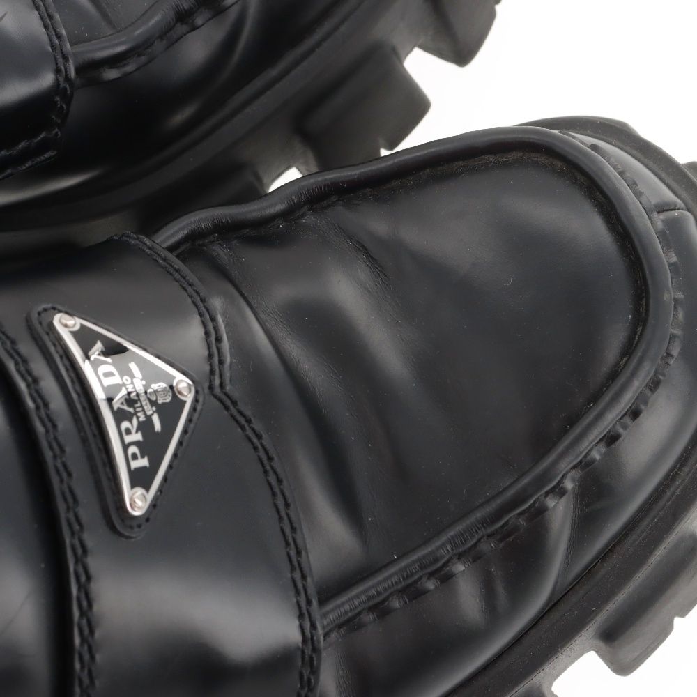 プラダ　PRADA モノリス　ローファー　三角ロゴ　プレート　レザー PRADA - プラダ PRADA ローファー 三角ロゴ ブラッシュドレザー