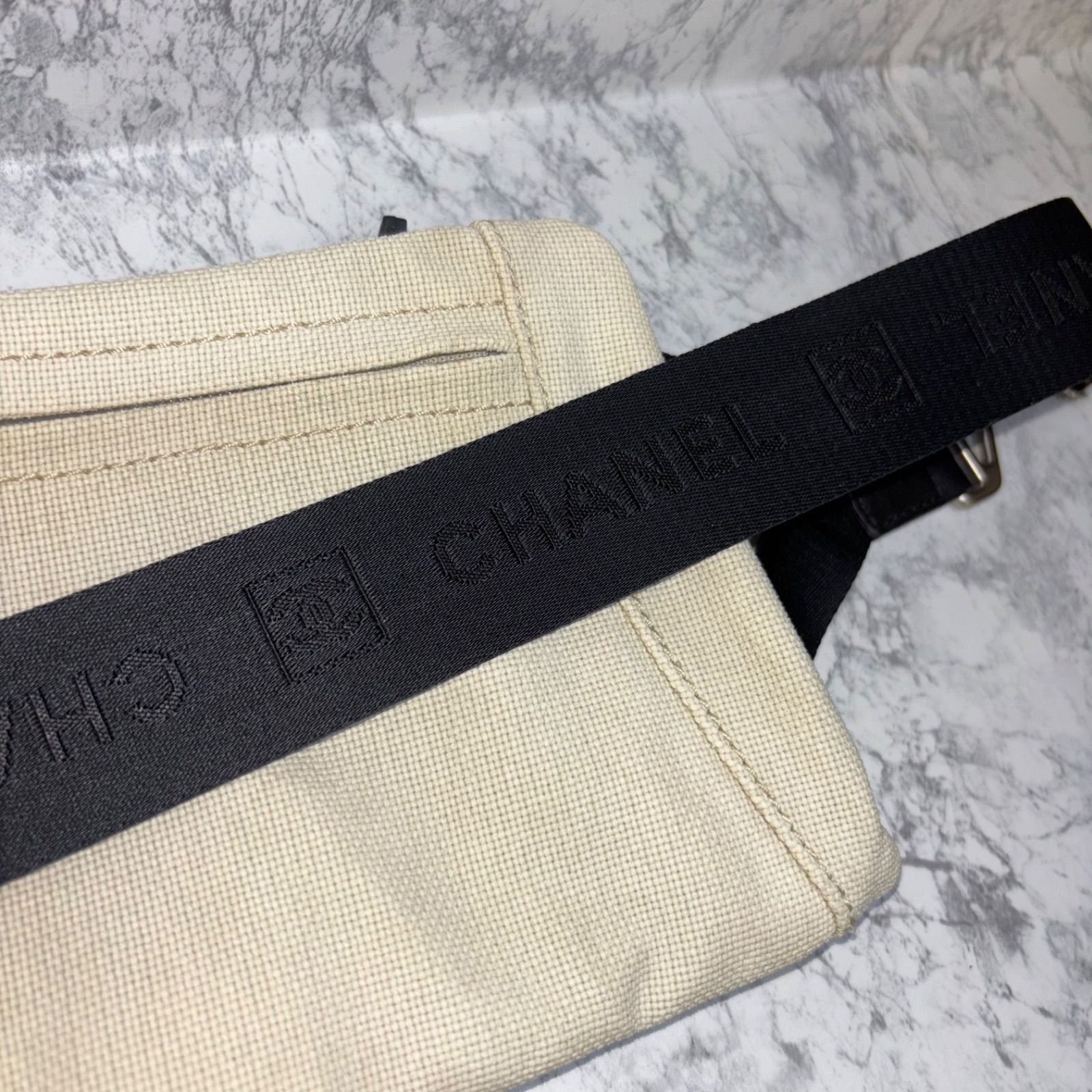 CHANEL ロゴ入りボディバッグ ベージュ CHANEL シャネル スポーツライン ココマーク ウエストバッグ